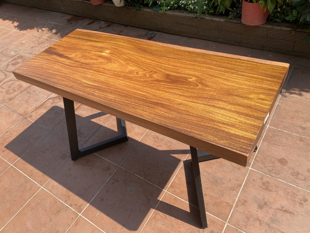bàn gỗ Lim Vàng chân sắt sơn tĩnh điện