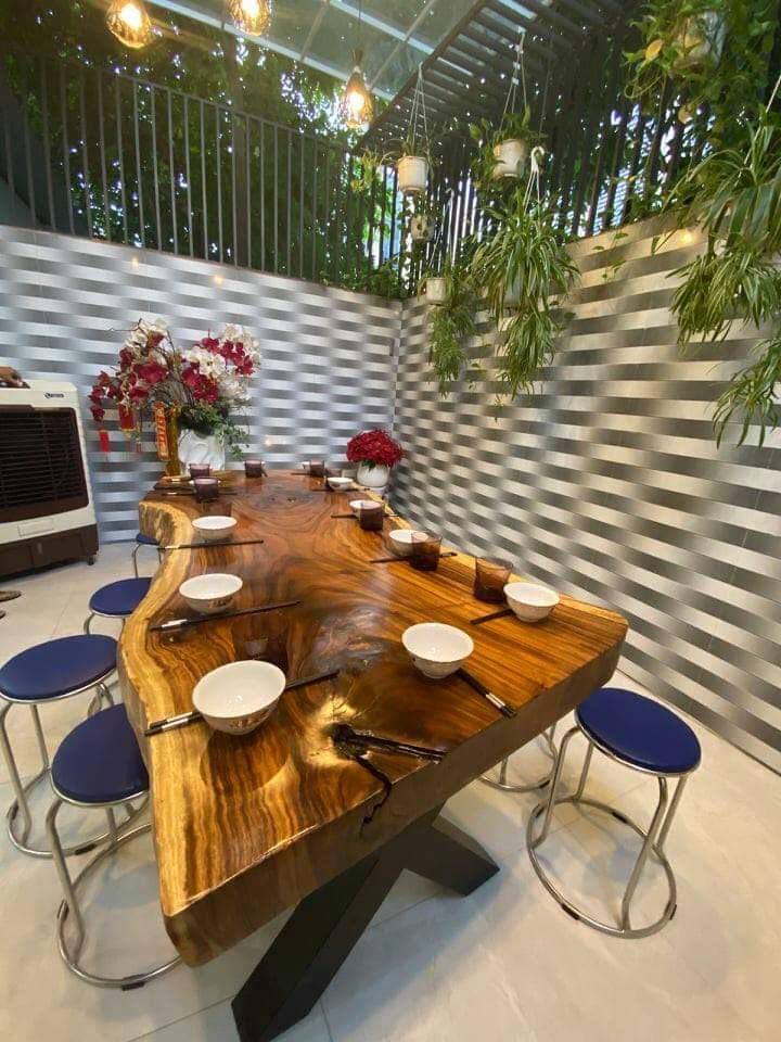 bàn gỗ mang phong cách hiện đại cho nhà hàng