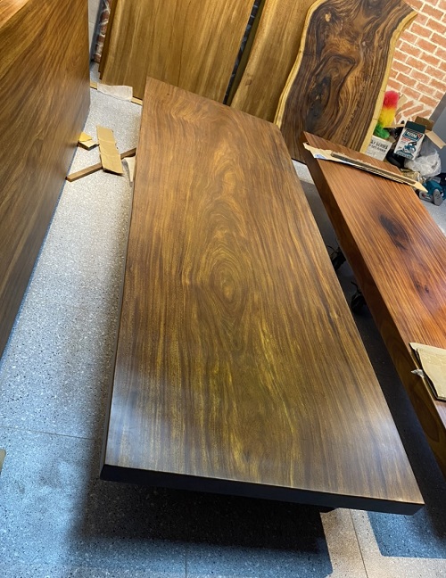 Bàn gỗ Lim Vàng nguyên tấm dài 2m98 phù hợp làm bàn ăn, bàn làm việc, bàn cafe, bàn văn phòng, bàn họp