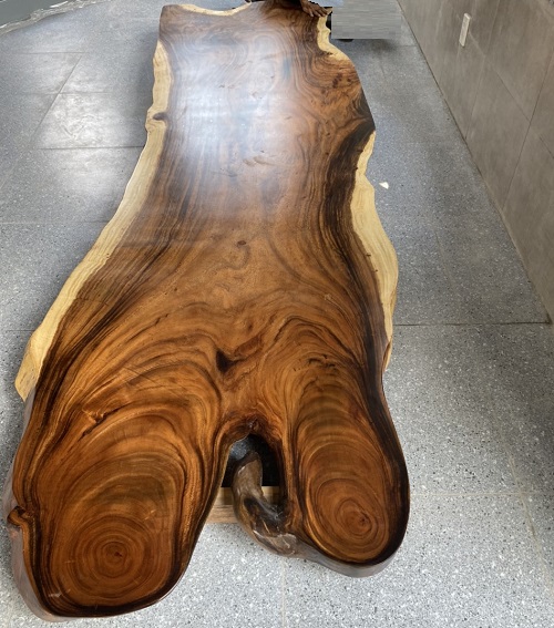 Bàn gỗ Me Tây nguyên khối kiểu tự nhiên dài 3m73 phù hợp làm bàn ăn, bàn cafe