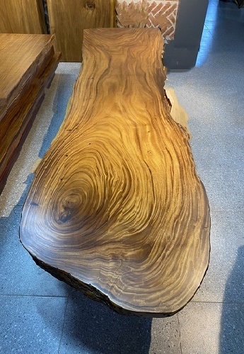 Bàn gỗ Me Tây nguyên khối kiểu tự nhiên dài 3m06 phù hợp làm bàn ăn, bàn cafe...