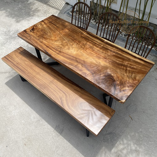 Sự kết hợp giữa mẫu bàn gỗ Me Tây và 6 Ghế windsor tạo nên 1 bộ sản phẩm độc đáo và mang vẻ đẹp mộc mạc từ tự nhiên đến không gian căn nhà.