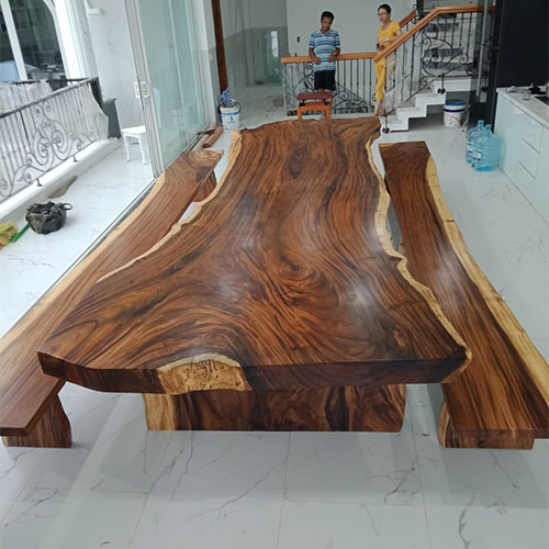 Bộ bàn ghế gỗ nguyên tấm Me tây giao cho khách hàng