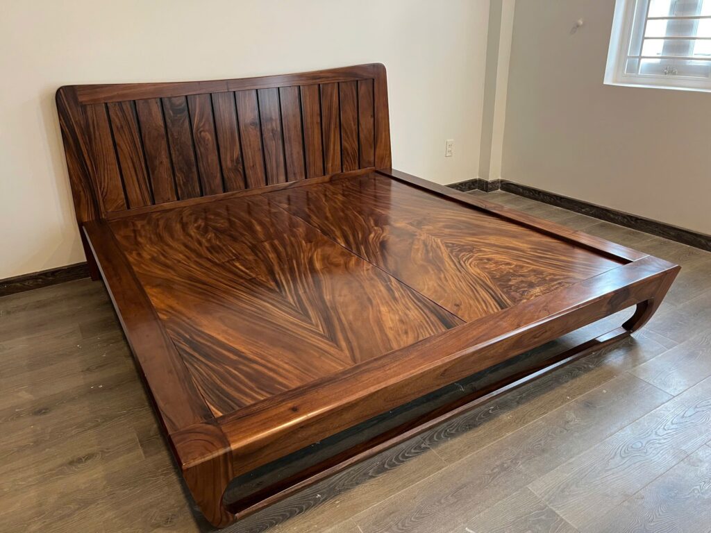 GIƯỜNG NGỦ GỖ ME TÂY LOUIS TỰA LƯNG SỌC GỖ