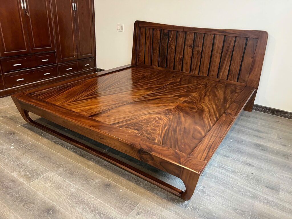 GIƯỜNG NGỦ GỖ ME TÂY LOUIS TỰA LƯNG SỌC GỖ