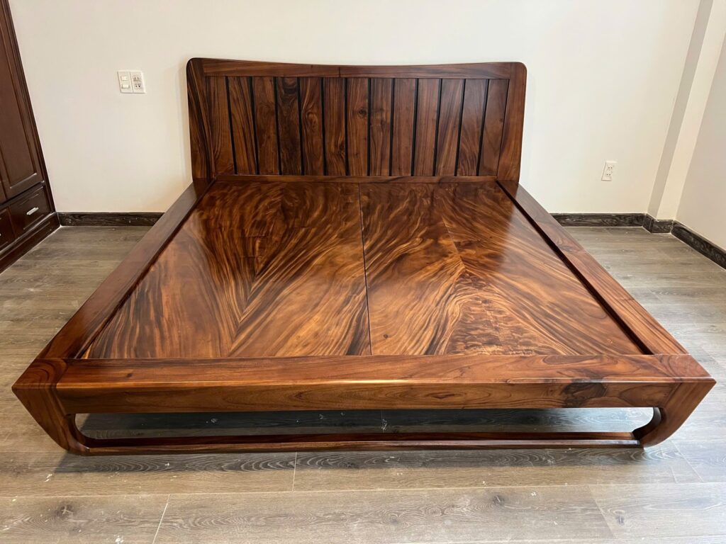 GIƯỜNG NGỦ GỖ ME TÂY LOUIS TỰA LƯNG SỌC GỖ