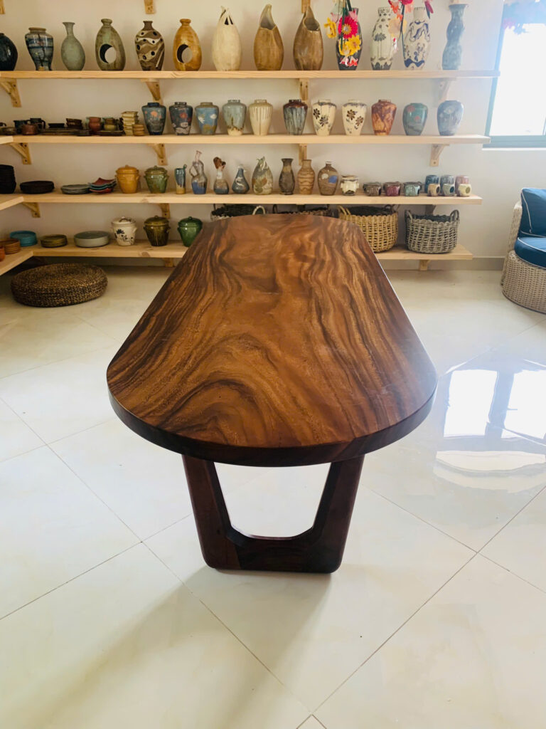 Bàn Oval Hiện Đại Gỗ Nguyên Tấm Kết Hợp Chân Gỗ V