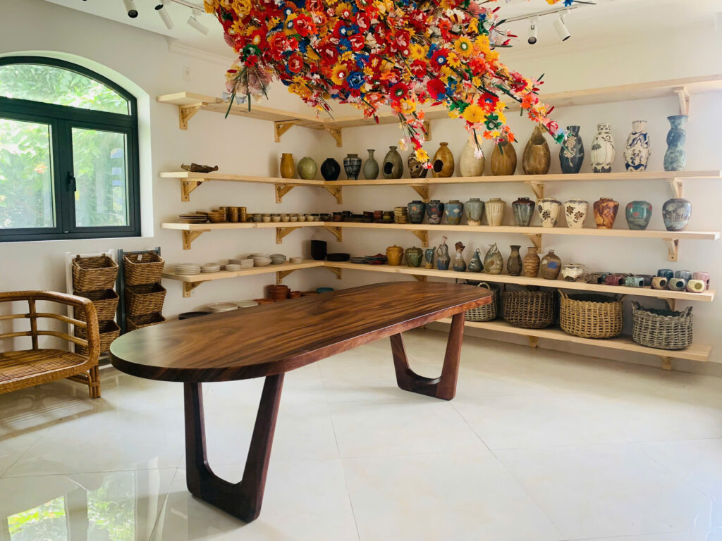 Bàn Oval Hiện Đại Gỗ Nguyên Tấm Kết Hợp Chân Gỗ V