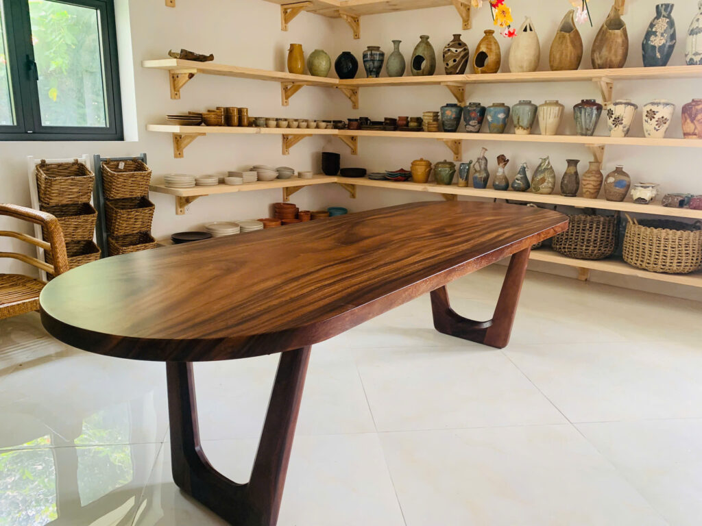 Bàn Oval Hiện Đại Gỗ Nguyên Tấm Kết Hợp Chân Gỗ V
